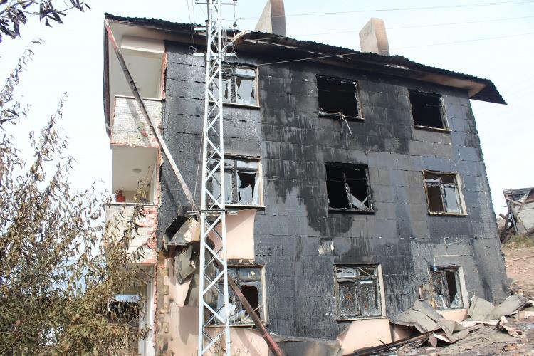 <p>Kastamonu'nun Tosya ilçesinde bir köyde çıkan ve 47 evin etkilendiği yangın söndürüldü.</p>
