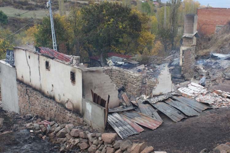 <p>Evlerin yanı sıra büyük ve küçükbaş hayvanlar ile tarım aletlerinin de zarar gördüğü yangını AA ekibi dronla görüntüledi.</p>