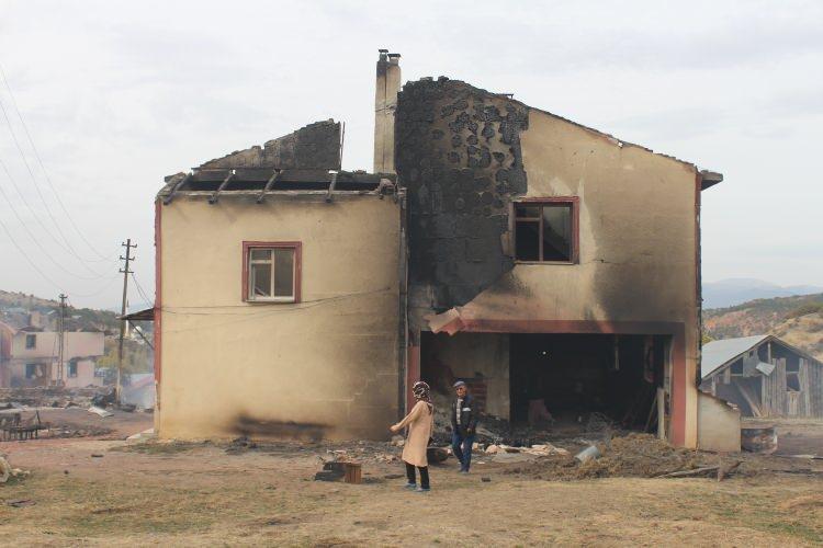 <p>Yangının söndürülmesinin ardından ekiplerin soğutma çalışması sürüyor.</p>
