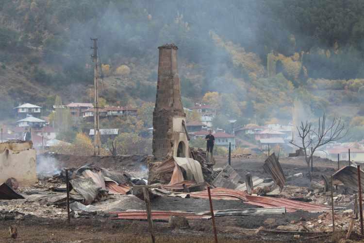 <p>Kastamonu'nun Tosya ilçesinde bir köyde çıkan ve 47 evin etkilendiği yangın söndürüldü.</p>