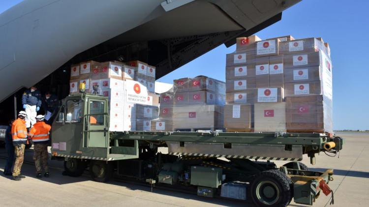 <p>Kargo paketlerinin üzerine İtalyanca ve İspanyolca yazılan, Hz. Mevlana`nın, `Ümitsizliğin ardından nice ümitler var. Karanlığın ardından nice güneşler var` sözleri ile `Türkiye`den İspanyol-İtalyan halkına sevgilerle` notu yer aldı.</p>
<p> </p>