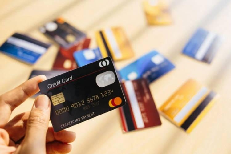 <p>Kredi kartına taksite ilave önlemler geliyor<br />
Programa göre enflasyonu artıran tüketim artışlarını önleyecek uygulamalar hayata geçirilecek. Bu amaçla öncelikle kredi kartıyla alışverişte ve nakit çekiminde taksit sayısı için ilave önlem alınacak.</p>