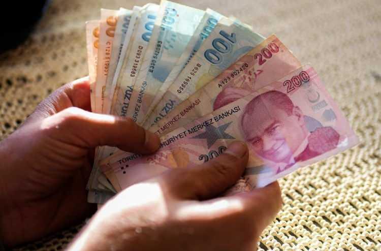 <p>2024 yılı GSYH büyümesine; özel tüketim harcamalarının 2,8 puan, özel kesim sabit sermaye yatırım harcamalarının ise 0,9 puan katkı yapması bekleniyor. Bu dönemde kamu kesimi sabit sermaye yatırım harcamalarının büyümeye katkısının 0,01 puan olacağı öngörülüyor. GSYH büyümesine net mal ve hizmet ihracatı katkısının ise 0,4 puan olacağı tahmin ediliyor.</p>