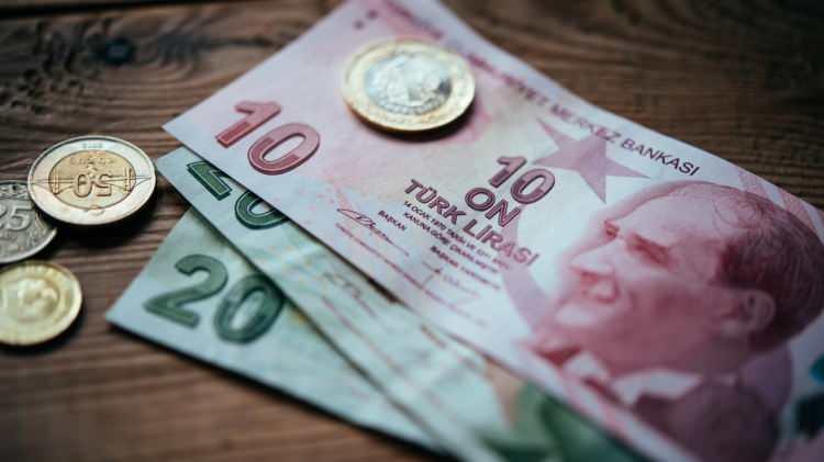 <p><strong>İstihdam</strong><br />
<br />
2024 yılında, öngörülen büyüme oranı çerçevesinde istihdamın bir önceki yıla göre 774 bin kişi artması bekleniyor. İşgücüne katılma oranının 0,7 puan artarak 2024 yılında yüzde 54,4 seviyesine ulaşacağı öngörülüyor.</p>
<p><br />
Yıl genelinde işgücüne katılım ve nüfus artışı etkilerinin istihdam artışına baskın gelmesi sonucunda işsizlik oranının yüzde 10,3 düzeyinde gerçekleşeceği tahmin edildi.</p>