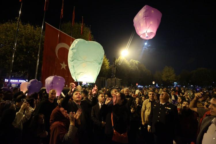 <p> İnşallah sayın Cumhurbaşkanımızın liderliğinde Türk milletinin şaha kalkmasının dünya insanlığını da tetikleyeceğine inanıyorum. İnşallah halka halka büyüyen, vicdanlarımıza sinmeyen bu haksızlığa karşı yükselen ses Gazze'deki zulmün bir an önce durmasını sağlar. Dilek balonumuzu uçururken de benim dileğim buydu." ifadelerini kullandı.</p>