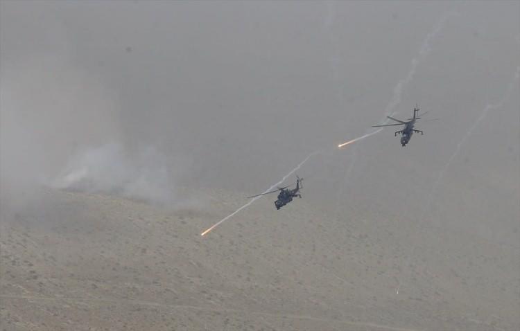 <p>Türk F-16'ları düşman hedeflerini vurdu</p>
<p>Temsili düşmanın hava savunma birliklerinin etkisiz hale getirildiği tatbikatta, Türk F-16'ları düşman hedeflerini imha etti.</p>