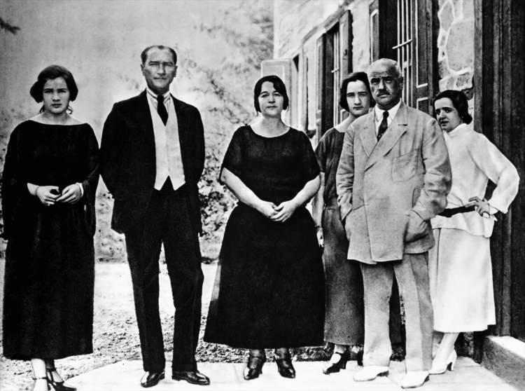 <p>Cumhurbaşkanı Mustafa Kemal Atatürk (sol 2), eşi Latife Hanım'ın (sağ arkada) ailesinin Ankara'yı ziyaretlerinde. Baba Uşşakizade Muammer Bey (sağda), baldızları Rukiye Hanım (solda), Vecihe Hanım (sol 4) ve kayınvalidesi Adviye Hanım (sol 3) ile birlikte. (Arşiv-08.07.1923) ( BYEGM - Anadolu Ajansı )</p>
