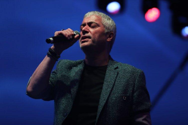 <p><span style="color:#FF0000"><strong>CENGİZ KURTOĞLU</strong></span><br />
<br />
<span style="color:#000000"><strong>&Uuml;nl&uuml; sanat&ccedil;ı, Cumhuriyetimizin 100. yılına &ouml;zel&nbsp;K&uuml;tahya Yedig&ouml;ller 100. Yıl K&uuml;lt&uuml;r Parkı'nda&nbsp;kurulacak olan sahnede hayranlarıyla bir araya gelecek.&nbsp;</strong></span></p>
