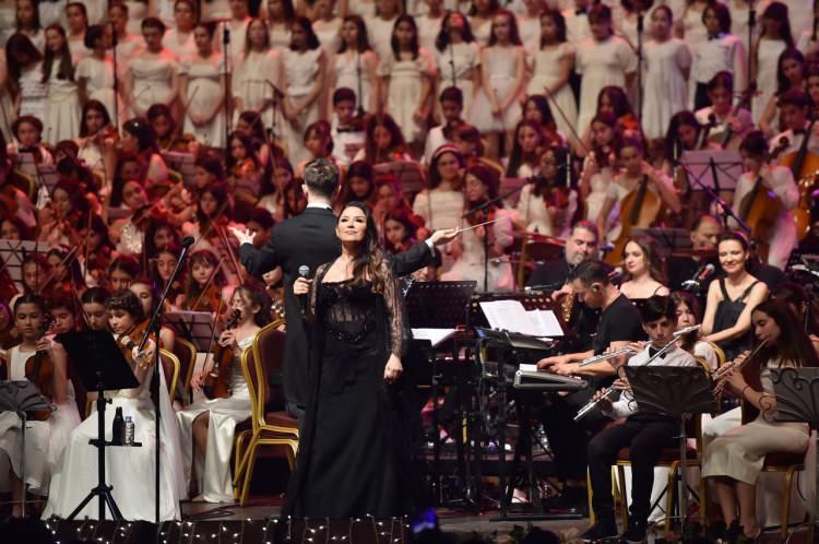 <p><span style="color:#FF0000"><strong>AŞKIN NUR YENGİ</strong></span></p>

<p><strong><span style="color:#000000">&Uuml;nl&uuml; sanat&ccedil;ı, Cumhuriyetimizin 100. yılına &ouml;zel&nbsp;Karam&uuml;rsel-İlhan &Ccedil;ınar Alanı'nda&nbsp;kurulacak olan sahnede hayranlarıyla bir araya gelecek.&nbsp;</span></strong></p>
