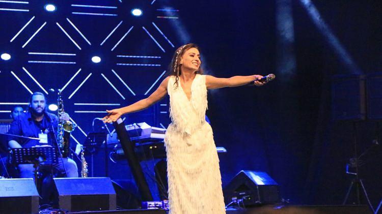 <p><span style="color:#FF0000"><strong>YILDIZ TİLBE</strong></span></p>

<p><span style="color:#000000"><strong>&Uuml;nl&uuml; sanat&ccedil;ı, Cumhuriyetimizin 100. yılına &ouml;zel&nbsp;Gemlik Demokrasi Meydanı'nda&nbsp;kurulacak olan sahnede hayranlarıyla bir araya gelecek.&nbsp;</strong></span></p>
