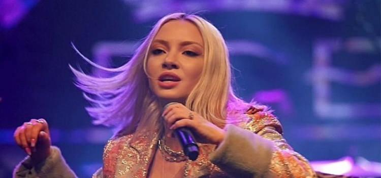 <p><strong><span style="color:#FF0000">ECE SE&Ccedil;KİN</span></strong></p>

<p><span style="color:#000000"><strong>&Uuml;nl&uuml; sanat&ccedil;ı, Cumhuriyetimizin 100. yılına &ouml;zel&nbsp;Bodrum Belediye Meydanı'nda&nbsp;kurulacak olan sahnede hayranlarıyla bir araya gelecek.&nbsp;</strong></span></p>
