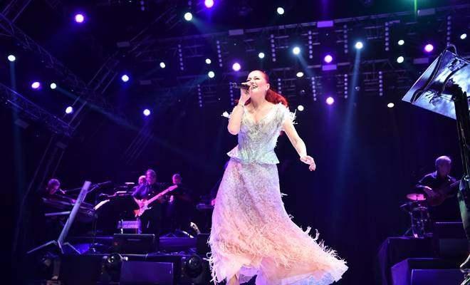 <p><span style="color:#FF0000"><strong>CANDAN ER&Ccedil;ETİN&nbsp;</strong></span></p>

<p><span style="color:#000000"><strong>&Uuml;nl&uuml; sanat&ccedil;ı, Cumhuriyetimizin 100. yılına &ouml;zel&nbsp;Ankara Atat&uuml;rk Orman &Ccedil;iftliği'nde&nbsp;kurulacak olan sahnede hayranlarıyla bir araya gelecek.&nbsp;</strong></span></p>
