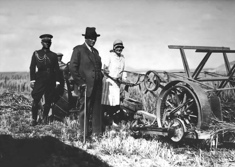 <p> Cumhurbaşkanı Mustafa Kemal Atatürk (bastonlu), hasat zamanı Orman Çiftliği'nde. (Arşiv-04.07.1929) ( BYEGM - Anadolu Ajansı )</p>
