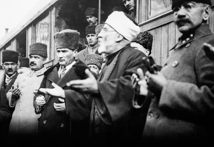 <p>Gazi Mustafa Kemal Atatürk (sağ 3), İzmir dönüşü Uşak Tren Garı'nda dua ile karşılandı. (Arşiv-18.02.1923) ( BYEGM - Anadolu Ajansı )</p>
