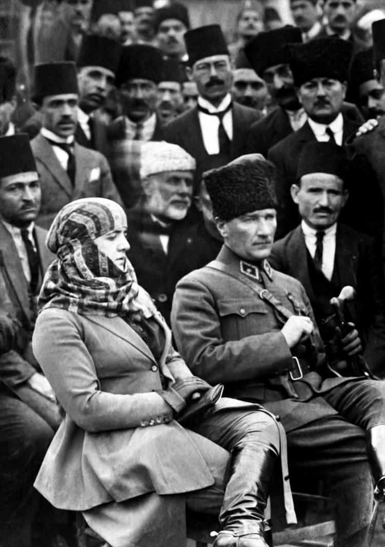 <p>Mustafa Kemal Atatürk (sol 2) eşi Latife Hanım ile birlikte Mersin Millet Bahçesi'nde yurttaşların arasında. (Arşiv-17.03.1923) ( BYEGM - Anadolu Ajansı )</p>
