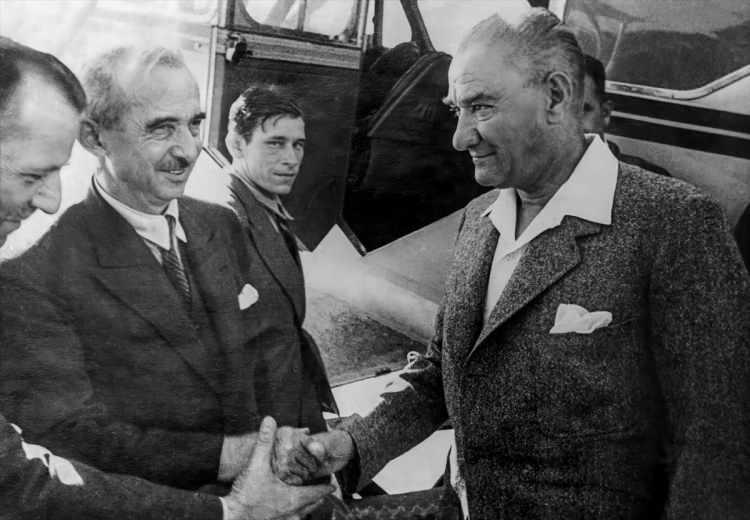 <p><span style="color:rgb(255, 255, 255)">Cumhurbaşkanı Mustafa Kemal Atatürk (sağda), uçak ile Ankara'ya gidecek olan Başbakan İsmet İnönü'yü (sol 2), Yeşilköy Havaalanı'nda uğurladı. (Arşiv-18.06.1936) ( BYEGM - Anadolu Ajansı )</span></p>