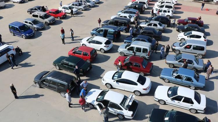 <p><strong>“FİYATLAR YENİDEN YÜKSELECEK”</strong></p>
<p>Ege Otomotiv Derneği (EGOD) Yönetim Kurulu Başkanı Mehmet Torun ise ikinci el araba fiyatlarının yerel seçimlerden sonra yeniden yükselişe geçeceğini söyledi. </p>