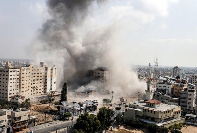 <p><strong>KARA HAREKATI: İSRAİL'DE BU İŞİN ALTINDAN KALKACAK BİLGİ VE BİRİKİM YOK </strong></p>
<p><em><strong>İsrail'in Gazze'ye planladığı kara harekatına da değinen Terör ve Güvenlik Uzmanı Coşkun Başbuğ şu ifadeleri kullandı: </strong></em><br />
<br />
Hem ABD'nin hem de İsrail'in tarihte askeri, piyade anlamında bir başarısı yoktur. Ancak, çocuklara, kadınlara kurşun sıkarlar. Karşılarında silahlı güç gördüklerinde anında kaçarlar. Bunların yapıları korkaktır. Onursuzca bir mücadele yürütürler. Bunlarda bu işin altından kalkacak akıl, bilgi ve birikim yok.</p>