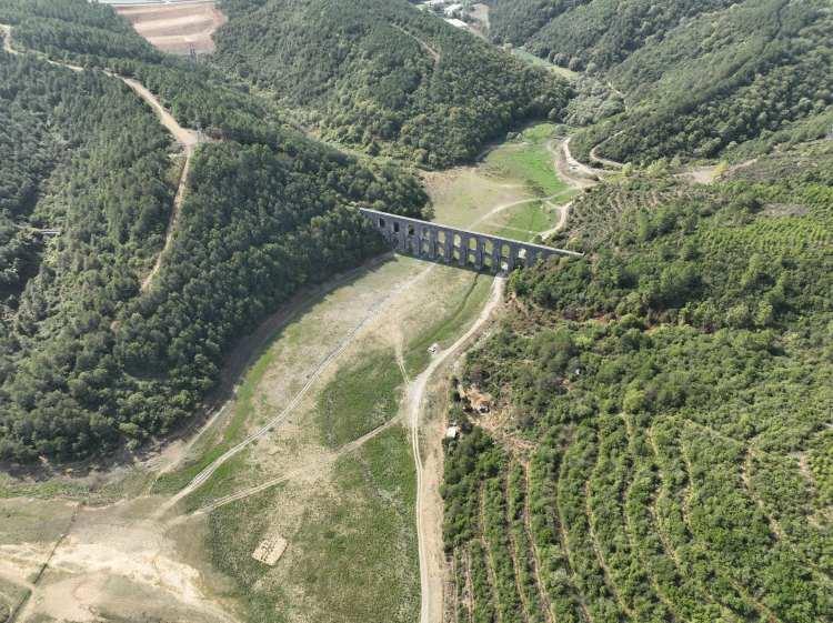 <p>Mega kent İstanbul kurak bir sonbahar mevsimi geçiyor. Yeterli yağışların olmaması ve bilinçsiz su kullanımı barajlardaki su seviyesini hızla düşürmeye devam ediyor. </p>
