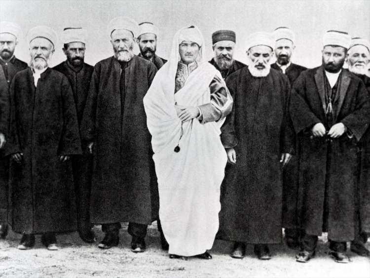 <p>Mustafa Kemal, Libya yerel kıyafeti ile Ankara'da din adamları arasında. (Arşiv-25.11.1920) ( BYEGM - Anadolu Ajansı )</p>
