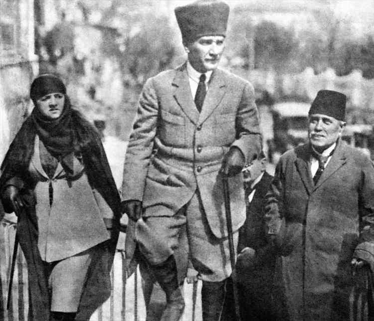 <p>Mustafa Kemal Atatürk eşi Latife Hanım ile birlikte yurt gezisinde. (Arşiv-01.01.1924) ( BYEGM - Anadolu Ajansı )</p>
