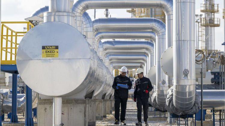 <p>Tuz Gölü Doğal Gaz Depolama Tesisi İşletme Müdürü İbrahim Kaymaz, yaklaşık 1500 metre derinlikteki tuz tabakalarının tatlı suyla çözdürülmesi sonucunda oluşturulan suni mağaralarda doğal gaz depolama işlemi yapıldığını anlattı.</p>
<p> </p>
<p> </p>