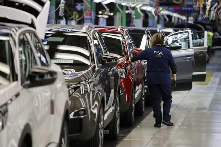 <p>ABD'de Birleşik Otomotiv İşçileri Sendikası (UAW), 3 büyük otomobil üreticisi Ford, GM ve Stellantis'te başlattığı grev kapsamında, Stellantis'in Sterling Heights montaj tesisindeki 6 bin 800 UAW üyesinin de greve gittiğini duyurdu.</p>
