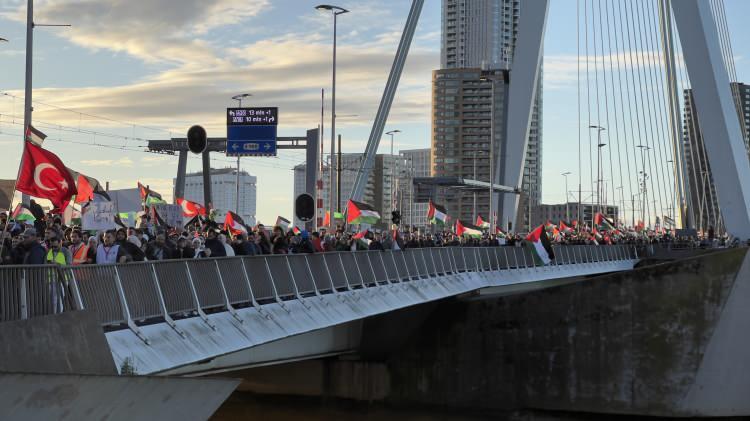 <p>İsrail'in Gazze'deki saldırılarını protesto etmek için düzenlenen gösteriye katılan yaklaşık 10 bin kişi, Rotterdam Mahkemesine yürüdü.</p>

<p> </p>
