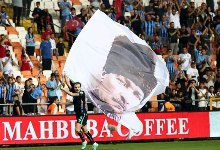 <p>Gazi Mustafa Kemal Atatürk'ün başlattığı milli mücadeleyle birlikte 29 Ekim 1923 yılında kurulan Türkiye Cumhuriyeti 100. yılını kutluyor. Süper Lig takımları 29 Ekim Cumhuriyet bayramı heyecanını resmi hesaplarından yaptıkları paylaşımlarla kutladı. İşte Süper Lig ekiplerinin Cumhuriyet bayramıyla ilgili paylaşımları...</p>