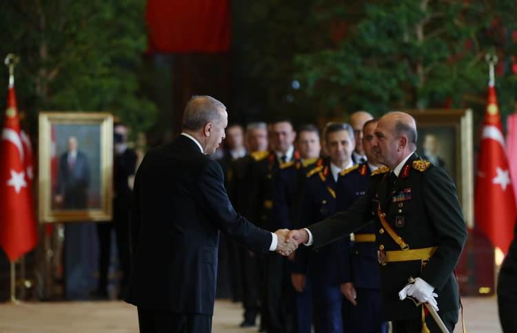 <p>Törende, başkentte görevli çeşitli rütbelerden askeri personel de Cumhurbaşkanı Erdoğan'a tebriklerini iletti.</p>
