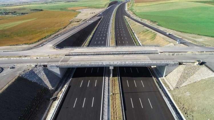 <p><strong> 2002 yılında 6 bin 100 kilometre olan bölünmüş yol uzunluğunu 29 bin 100 kilometrenin üstüne çıkardık.</strong></p>