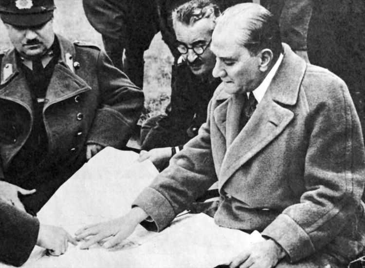 <p>Cumhurbaşkanı Mustafa Kemal Atatürk, Çanakkale Kirazlıdere'de askeri tatbikatta. (Arşiv-25.06.1934) ( BYEGM - Anadolu Ajansı )</p>