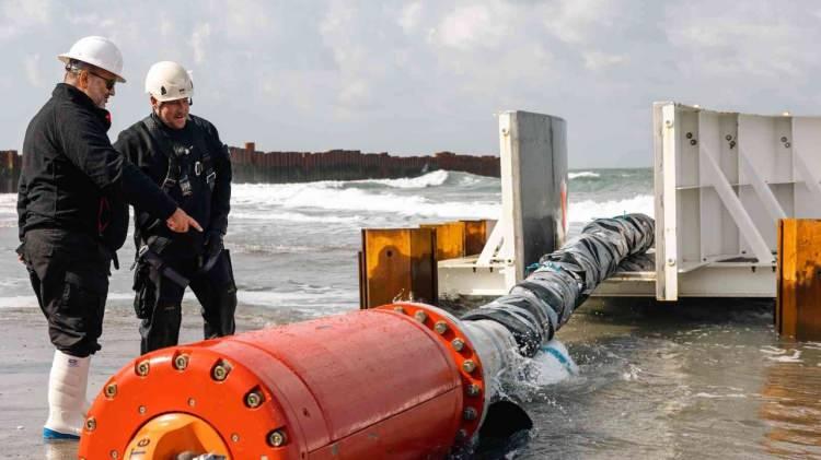 <p>Rusya'dan TürkAkım boru hattı aracılığıyla yıllık 31,5 milyar metreküp, Mavi Akım boru hattı üzerinden 16 milyar metreküp gaz alma kapasitesine sahip bulunuyor.</p>