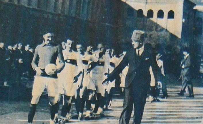 <p>1923: Türkiye, tarihindeki ilk milli futbol karşılaşmasına Cumhuriyet'in ilanından 3 gün önce, 26 Ekim 1923 Pazartesi günü çıktı. Ay-yıldızlı ekibin Taksim Stadı'nda Romanya ile oynadığı özel maç 2-2'lik eşitlikle sona erdi.</p>
