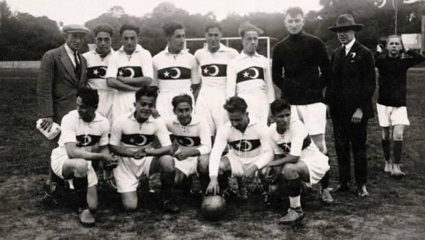 <p>1924: 1924 Paris Olimpiyatları'nda Çekoslovakya ile oynanan ve 5-2 kaybedilen maç, kayıtlara Türkiye Milli Futbol Takımı'nın yurt dışındaki ilk maçı olarak geçti.</p>
