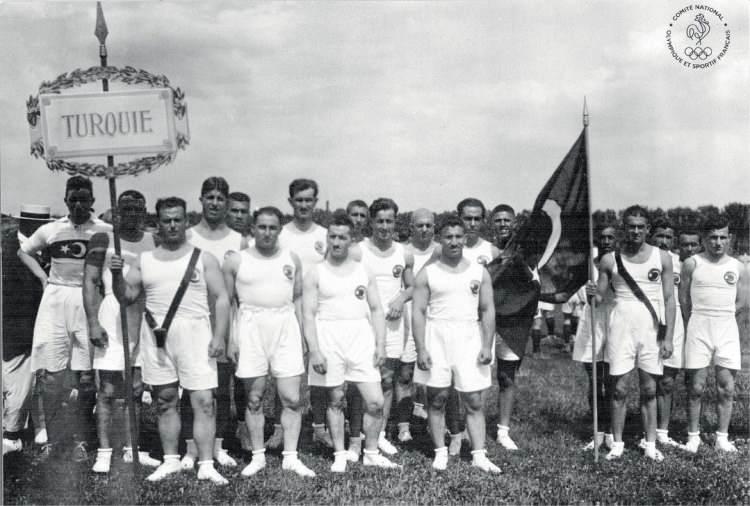 <p>1924: Dünyanın en büyük uluslararası spor organizasyonu olan olimpiyatlara Türkiye Cumhuriyeti resmi olarak ilk defa 1924 yılında Paris'te katılmıştır. Türkiye, Fransa'nın Paris kentinde düzenlenen 1924 Yaz Olimpiyatları'na 5 spor branşında 21 sporcu ile katıldı.</p>
