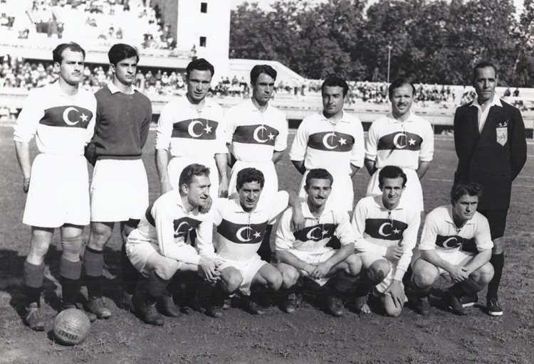 <p>1949: Türkiye Milli Futbol Takımı 1949 yılında Suriye'yi geçerek 1950 FIFA Dünya Kupası'na katılma hakkını elde etmesine rağmen Dünya Kupası'nın düzenleneceği Brezilya'nın uzaklığının doğurduğu mali problem yüzünden turnuvaya katılamadı.</p>

<p> </p>
