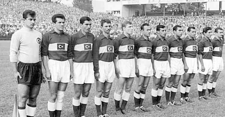 <p>1954: 1954'te İsviçre'de düzenlenen Dünya Kupası'na Türkiye Milli Futbol Takımı tarihinde ilk kez katılma başarısı gösterdi. 1954 Dünya Kupası'nda Türkiye'nin ilk golünü Suat Mamat attı.</p>
