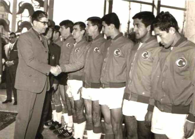 <p>1955: 1955 yılında 1954 FIFA Dünya Kupası'na katılan kadronun çoğunun askerde bulunmasının katkısıyla Ordu milli futbol takımı finalde İtalya'yı geçerek Dünya Şampiyonu oldu.</p>
