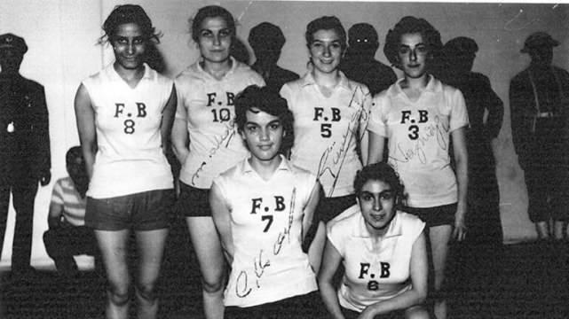 <p>1954: İlk kadın voleybol kulüp takımı 1954 yılında Fenerbahçe Spor Kulübü bünyesinde kurulmuş ve aynı yıl şampiyon olmuştur.</p>
