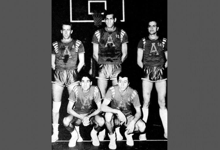 <p>1967: Altınordu Erkek Basketbol Takımı, 1966-67'de elde ettiği şampiyonlukla Basketbol Erkekler 1.Ligi'nin ilk şampiyonu olarak tarihteki yerini aldı.</p>
