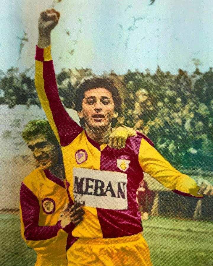 <p>1984: Türkiye Birinci Futbol Ligi'nde ilk yabancı gol kralı Tarık Hoçiç'tir. Tarık Hoçiç, 1983-1984 sezonunda Galatasaray formasıyla attığı 16 golle bu unvanın sahibi oldu.</p>
