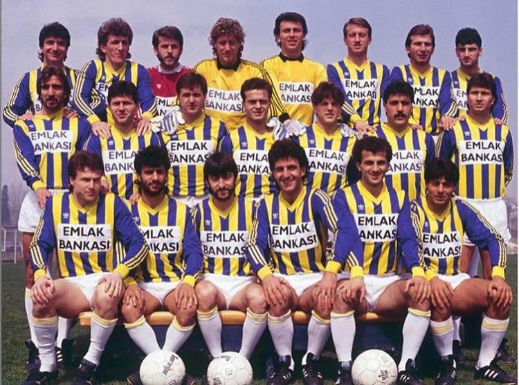 <p>1989: Türkiye Birinci Futbol Ligi'nde 29 galibiyet, 6 beraberlik, 1 mağlubiyet ve maç başına 2,58 puan ortalaması yakalayan Fenerbahçe 1988-89 sezonunda en iyi performans rekorunu ele geçirmiştir.</p>
