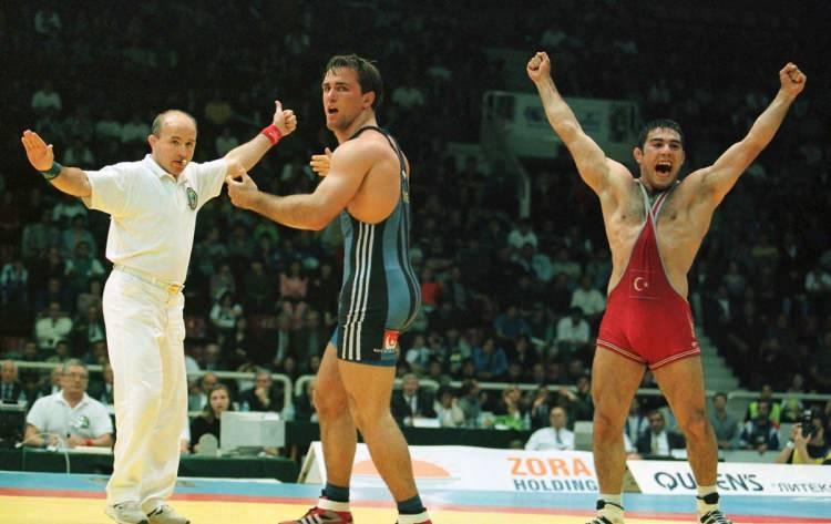 <p>1996: Hamza Yerlikaya, 1996 Atlanta Olimpiyatları’nda grekoromen stil 82 kg kategorisinde mücadele etti. Bu olimpiyatlarda gösterdiği üstün performansla altın madalya kazanarak olimpiyat şampiyonu oldu. 2000 Sydney Olimpiyatları’nda yine grekoromen stil 85 kg kategorisinde mücadele etti. Sydney’de de gösterdiği başarılı performansla altın madalyayı kazanarak olimpiyat şampiyonu oldu.</p>
