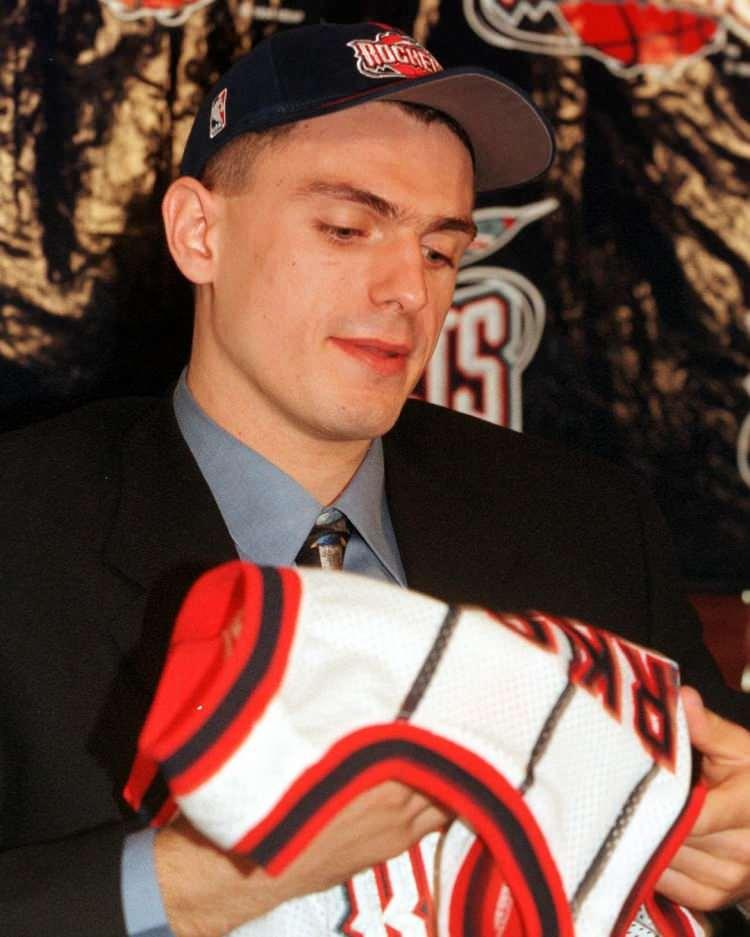 <p>1998: Türk basketbolcu Mirsad Türkcan, 1998'de NBA takımlarından Houston Rockets tarafından transfer edildi. Türkcan, kısa bir süre NBA'e giderek bu ligde oynayan ilk Türk basketbolcu unvanını aldı.</p>
