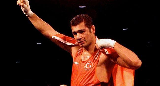 <p>1999: 1999'da ABD'nin Houston şehrindeki Süper Ağır Sıklet Dünya Şampiyonası'nda Audley Harrison ve Muchtarchan Dildabekow gibi dönemin önemli eldivenlerini deviren Sinan Şamil Sam, finalde ise Kazak Mukhtarkhan Dildabekov'u mağlup ederek altın kemerin sahibi oldu.</p>