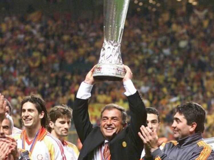 <p>2000: Galatasaray, 2000 yılında UEFA Kupası’nı kazanarak tarihindeki en büyük başarısına ulaştı. Bu başarı, Galatasaray’ın ve Türk futbolunun Avrupa’da elde ettiği en prestijli kupalarından biridir</p>

<p> </p>
