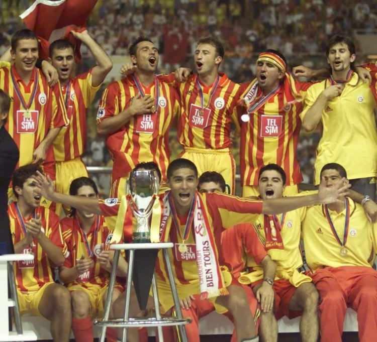 <p>2000: 2000 yılında UEFA Kupası'nı kazanan Galatasaray, Süper Kupa finalinde o yılın UEFA Şampiyonlar Ligi şampiyonu Real Madrid'i 2-1 mağlup ederek kupayı müzesine götürdü.</p>
