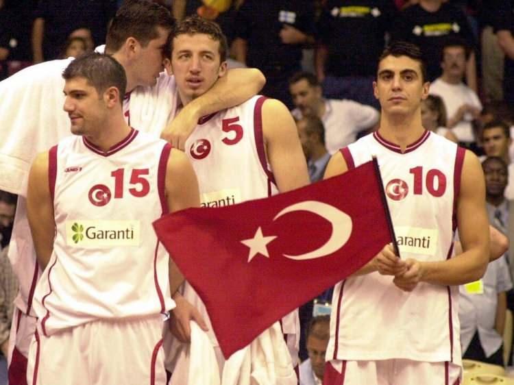 <p>2001: A Milli Erkek Basketbol Takımı, 2001 Avrupa Basketbol Şampiyonası'nda ikinci olarak gümüş madalya kazandı ve tarihindeki en büyük başarısını elde etti.</p>
