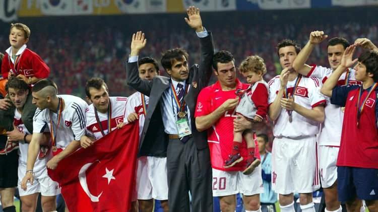 <p>2002: Türkiye A Milli Futbol Takımı, 2002 Dünya Kupası'nda sergilediği performansla yarı finale kadar yükselmiş, Brezilya’ya karşı oynadığı yarı final maçını kaybetmiştir. Ancak üçüncülük maçında Güney Kore’yi 3-2’lik skorla mağlup ederek turnuvayı üçüncü sırada tamamlamıştır.</p>
